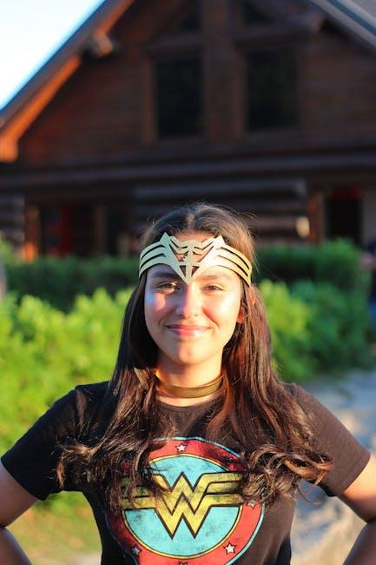 Le_proteste_della_gente_a_casa_YakwyF10k2 - Confidenze24 Source: Luan Albarracin - pexels - Young woman smiling outdoors, wearing a Wonder Woman headband in Póvoa de Lanhoso, Portugal.