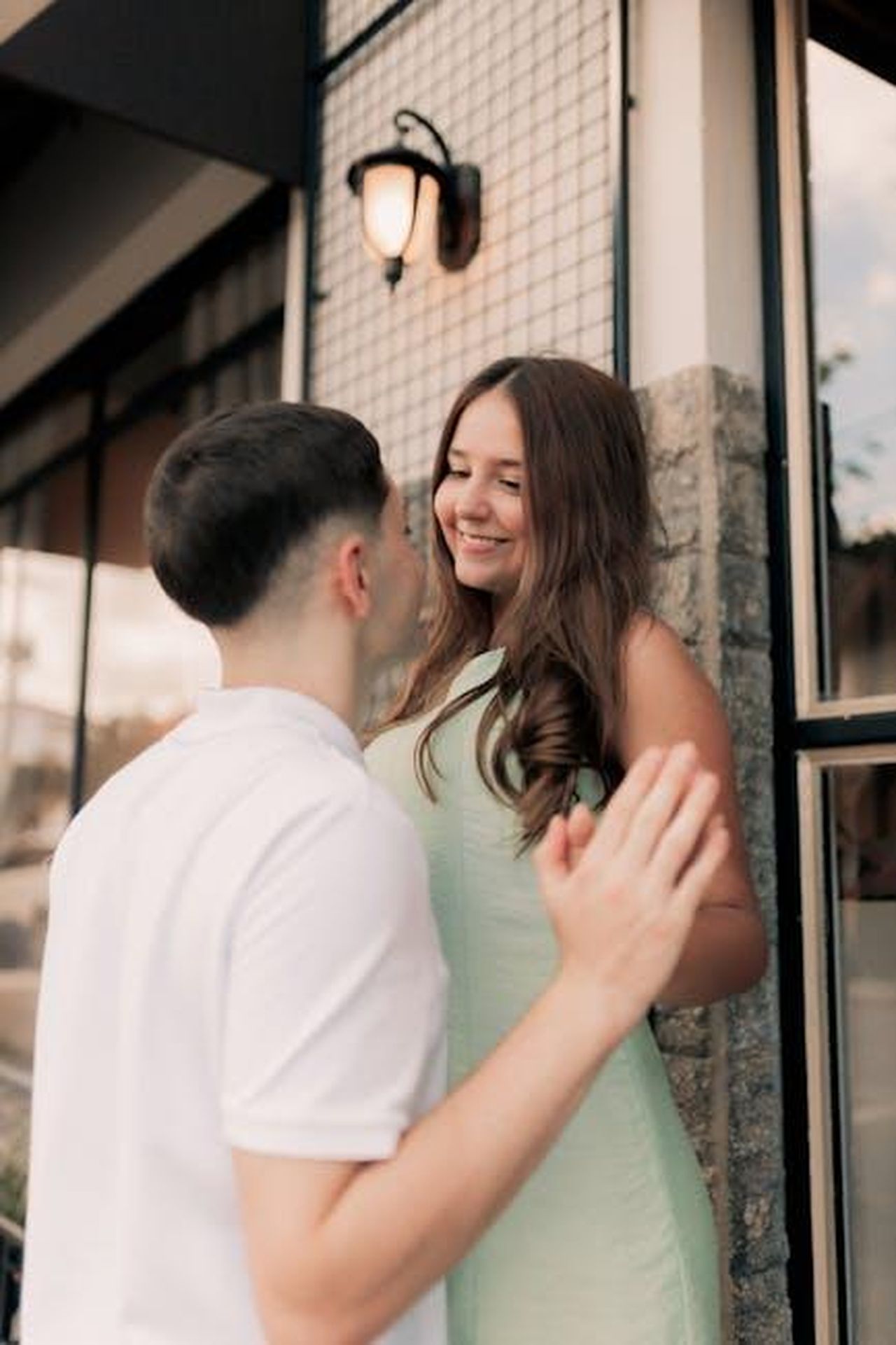 Le_ragioni_della_rottura_secondo_le_fonti_BHzBwmjR2L - Confidenze24 Source: Alexander Mass - pexels - A young couple shares a warm moment together outside a building. Captured in a candid, romantic setting.