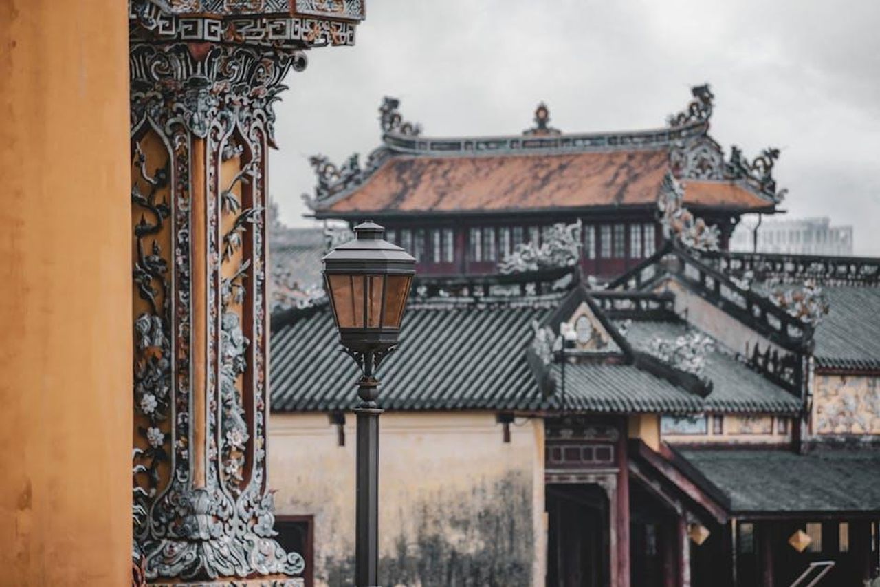 Le_reazioni_del_personale_reale_YnLsxeiMnk - Confidenze24 Source: Karolina - pexels - Detailed view of traditional architecture in the Huế Imperial City, Vietnam, showcasing ornate details and craftsmanship.