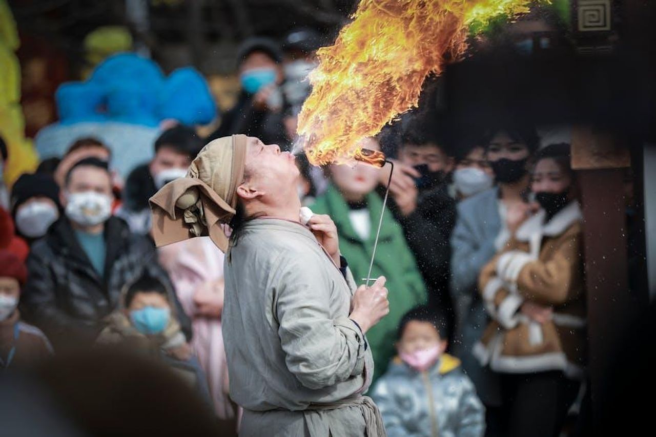 Le_reazioni_del_pubblico_YTTV27ixmu - Confidenze24 Source: MIRACLE 齐 - pexels - Fire performer entertains a crowd with fiery spectacle, capturing live audience reactions.