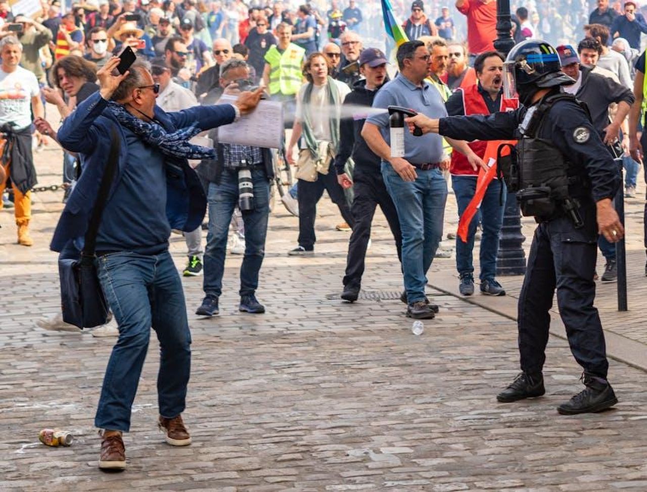 Le_reazioni_del_pubblico_e_le_speculazioni_sulla_relazione_x8tYRlzhoy - Confidenze24 Source: Oscar Ruiz - pexels - Intense protest scene in Bordeaux with police officer spraying demonstrator on crowded street.