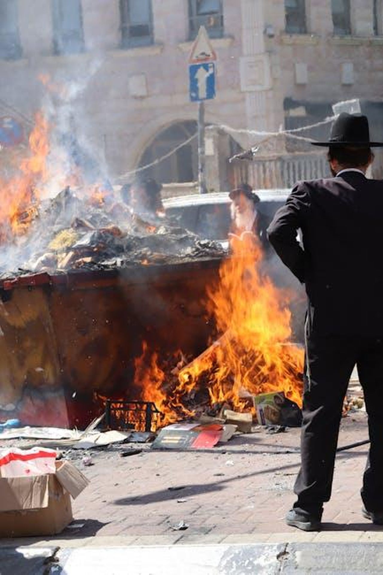 Le_reazioni_del_pubblico_hDqJxNBpw0 - Confidenze24 Source: Dany Goldraij - pexels - Vibrant street protest scene with fire and smoke in Bnei Brak, Israel.