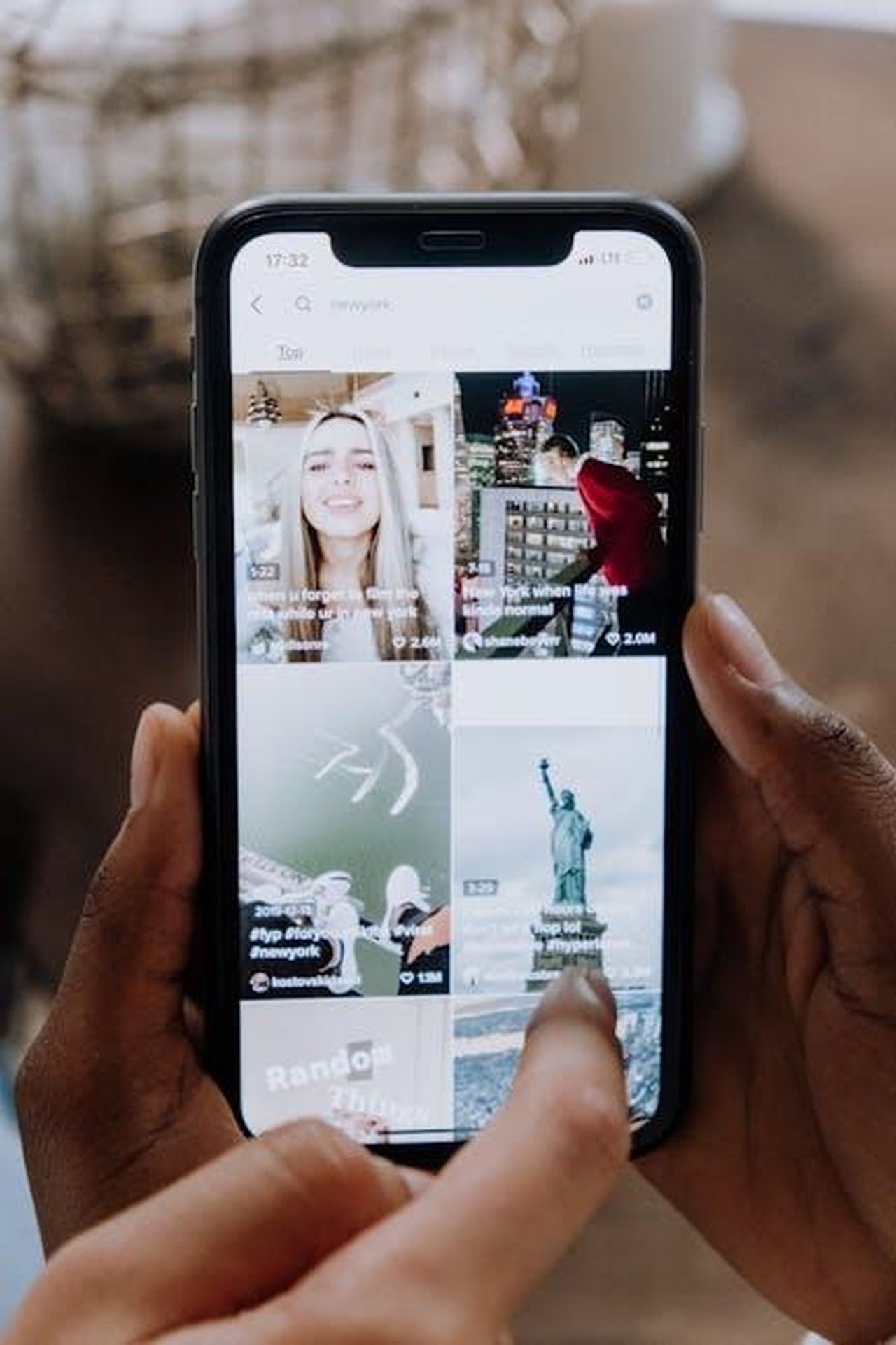 Le_reazioni_sui_social_media_alla_condanna_di_Karen_LZO7jkOycx - Confidenze24 Source: cottonbro studio - pexels - Close-up of a person using a smartphone to browse a social media app indoors.