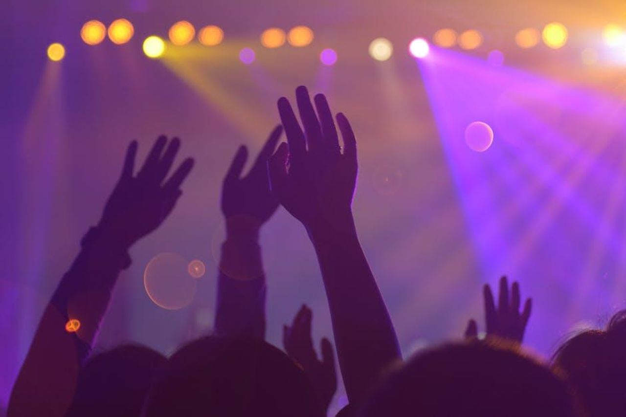 Le_riflessioni_dopo_lo_scontro_IVAWeXVxzU - Confidenze24 Source: Mark Angelo Sampan - pexels - Silhouettes of a lively audience with raised hands at an energetic nightclub event.
