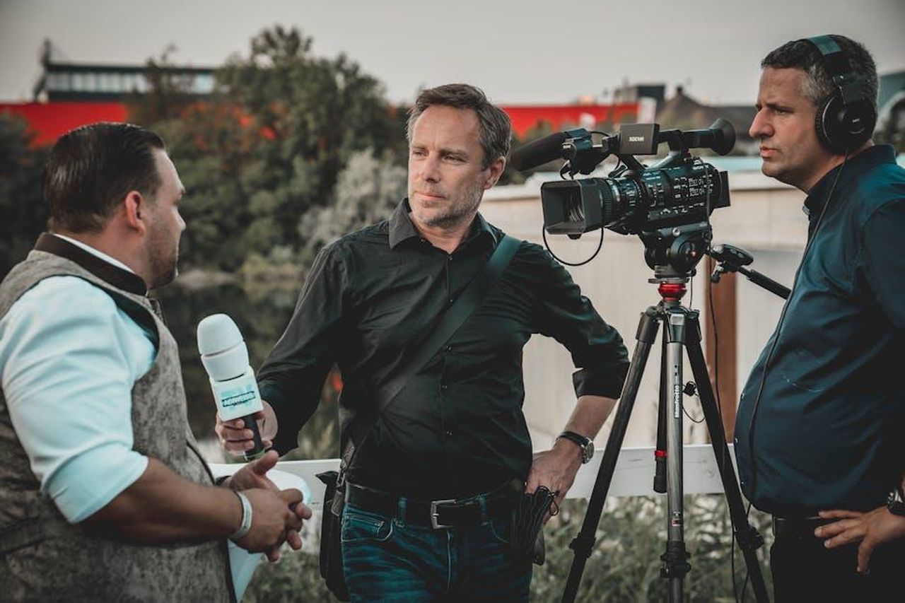 Le_rivelazioni_della_giornalista_Grazia_Sambruno_A30L3SVM9M - Confidenze24 Source: Mido Makasardi ©️ - pexels - Outdoor interview with a professional news crew capturing footage using high-tech equipment.