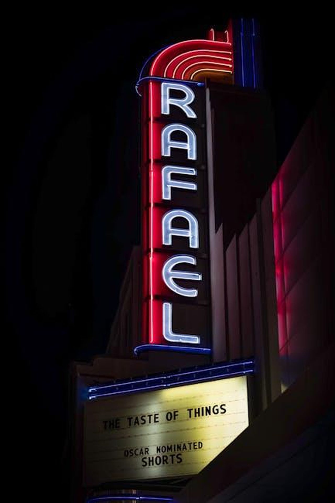Le_scelte_per_i_premi_BQv3YPQh0P - Confidenze24 Source: David McElwee - pexels - Iconic Rafael Theater neon sign at night in San Rafael, California.