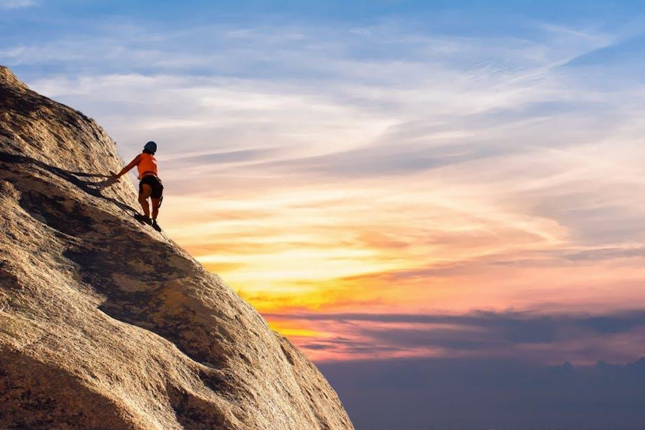 Le_sfide_affrontate_da_Harry_e_Meghan_TgAjnzx0Uc - Confidenze24 Source: Pixabay - pexels - Climber conquers rock face at sunset, embracing the thrill and challenge.