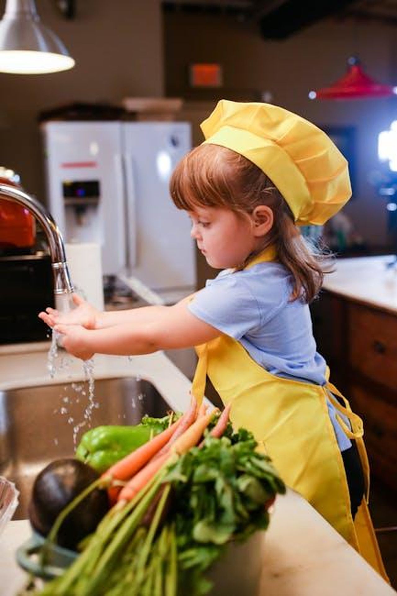 Le_somiglianze_tra_i_due_show_6G6XK3c5Tw - Confidenze24 Source: RDNE Stock project - pexels - Child chef washing vegetables in a kitchen setting. Promotes healthy cooking with kids.