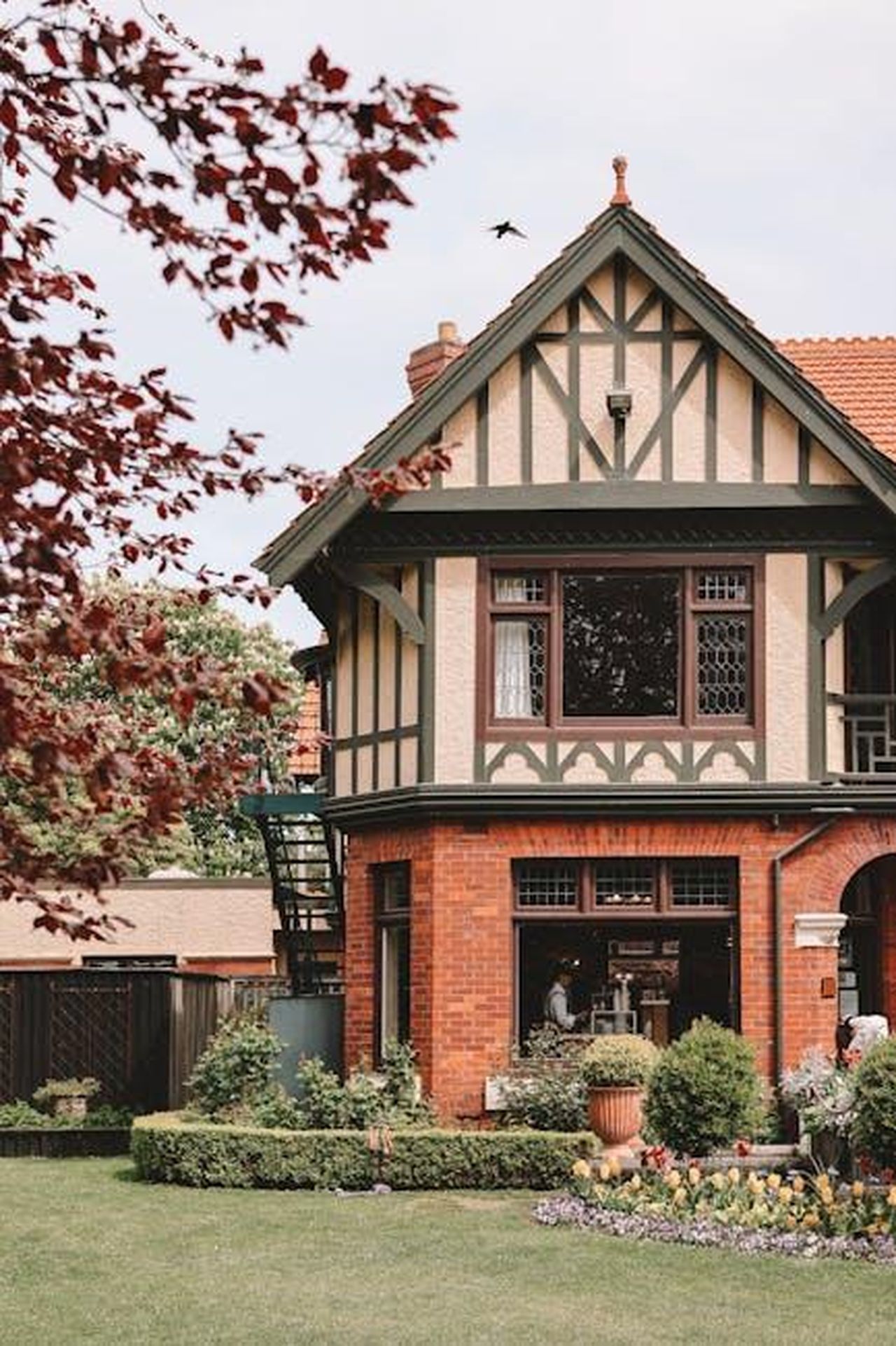 Le_sorprese_nella_categoria_Miglior_Attrice_oK5Vi3TYqb - Confidenze24 Source: Azizi Co - pexels - A beautiful Tudor-style house with lush gardens in Christchurch, New Zealand.