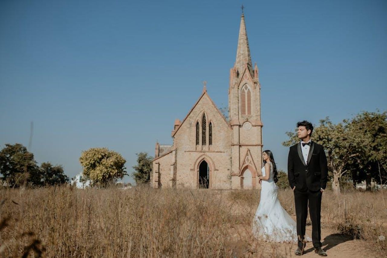 Le_voci_su_un_possibile_nuovo_amore_1K2sMWqrWZ - Confidenze24 Source: Mayur dagdi - pexels - Elegant couple in front of a historic church during a pre-wedding photoshoot.