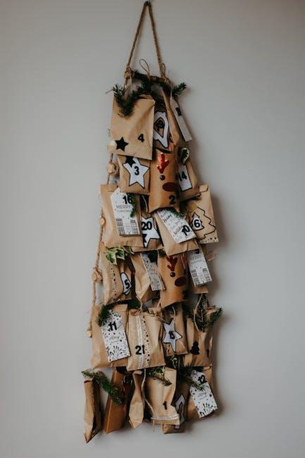 Leliminazione_di_Mollenbeck_e_il_voto_dei_professori_4W5yxqSurb - Confidenze24 Source: Nati - pexels - Handmade advent calendar with numbered kraft paper bags and pine decor, perfect for Christmas countdown.