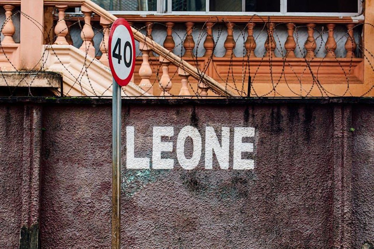 Leone__WGapquyI3M - Confidenze24 Source: Kelly - pexels - Photo of a 40 speed limit sign on a wall with 'LEONE' text and barbed wire.