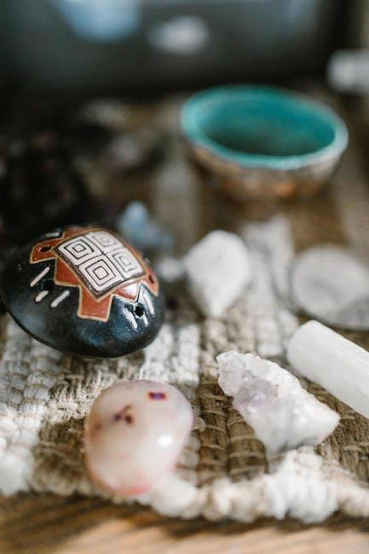 Leone_benessere_e_attenzione_alle_finanze_bDbWk3wwGW - Confidenze24 Source: RDNE Stock project - pexels - A variety of healing crystals and stones displayed on a textured mat, perfect for spiritual or meditation themes.