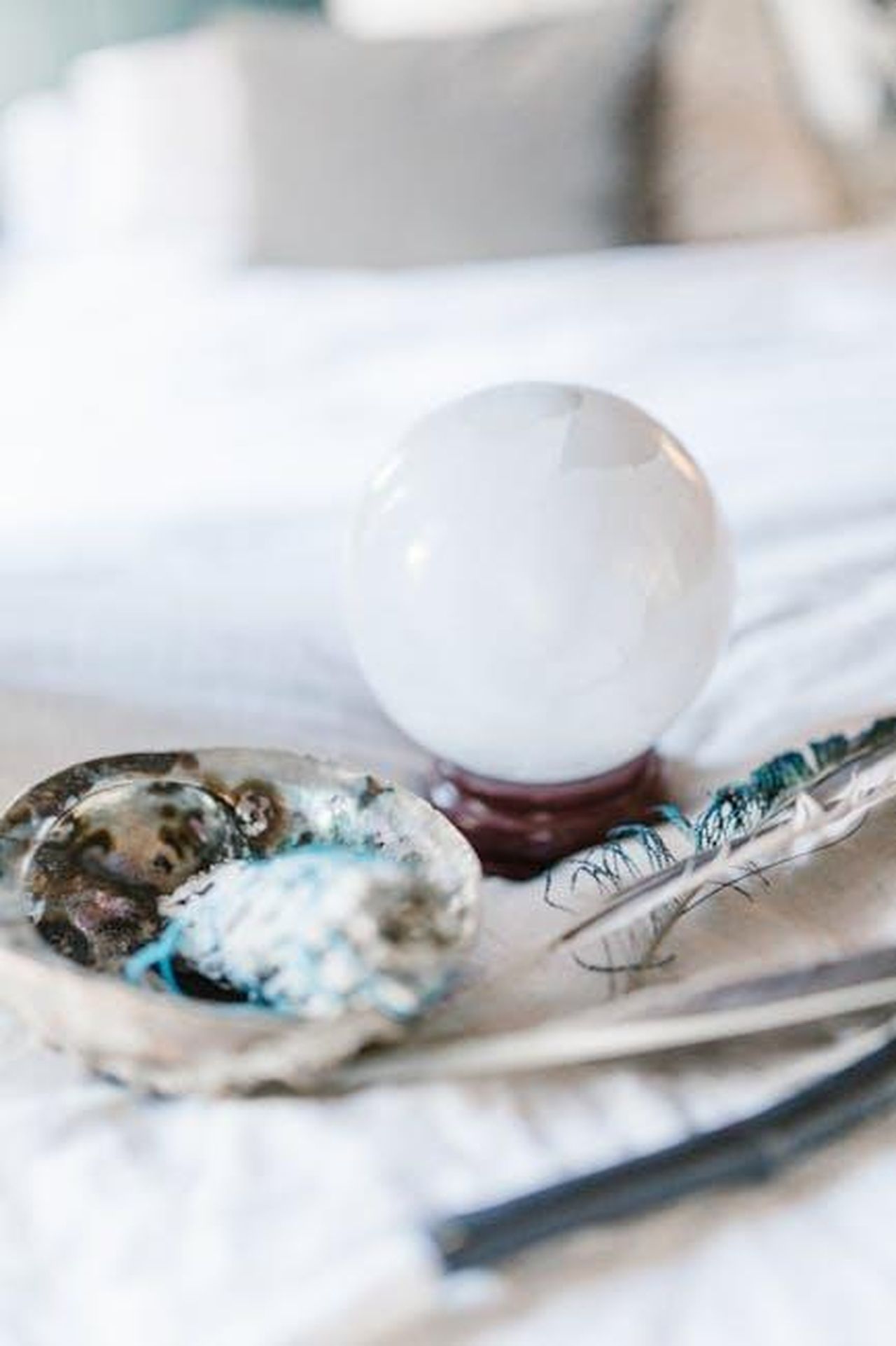 Leone_focus_su_lavoro_e_sentimenti_DPq9EhOrMF - Confidenze24 Source: RDNE Stock project - pexels - Crystal ball and feather with smudging tools on a soft surface, ideal for spiritual and mystical themes.