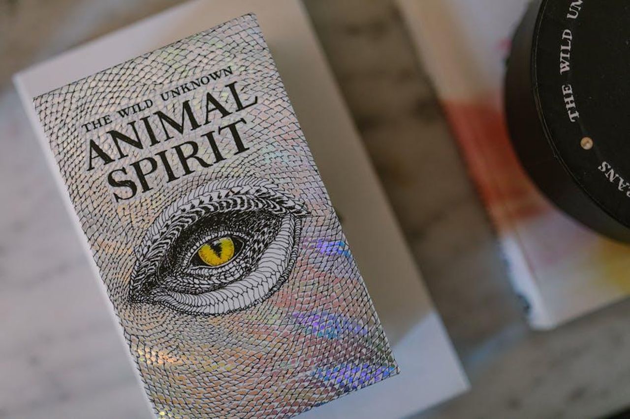 Leone_riflessioni_in_amore_e_nuove_opportunit_lavorative_KBy9DTBN6r - Confidenze24 Source: RDNE Stock project - pexels - A close-up shot of The Wild Unknown Animal Spirit Deck showcasing its mystical cover.