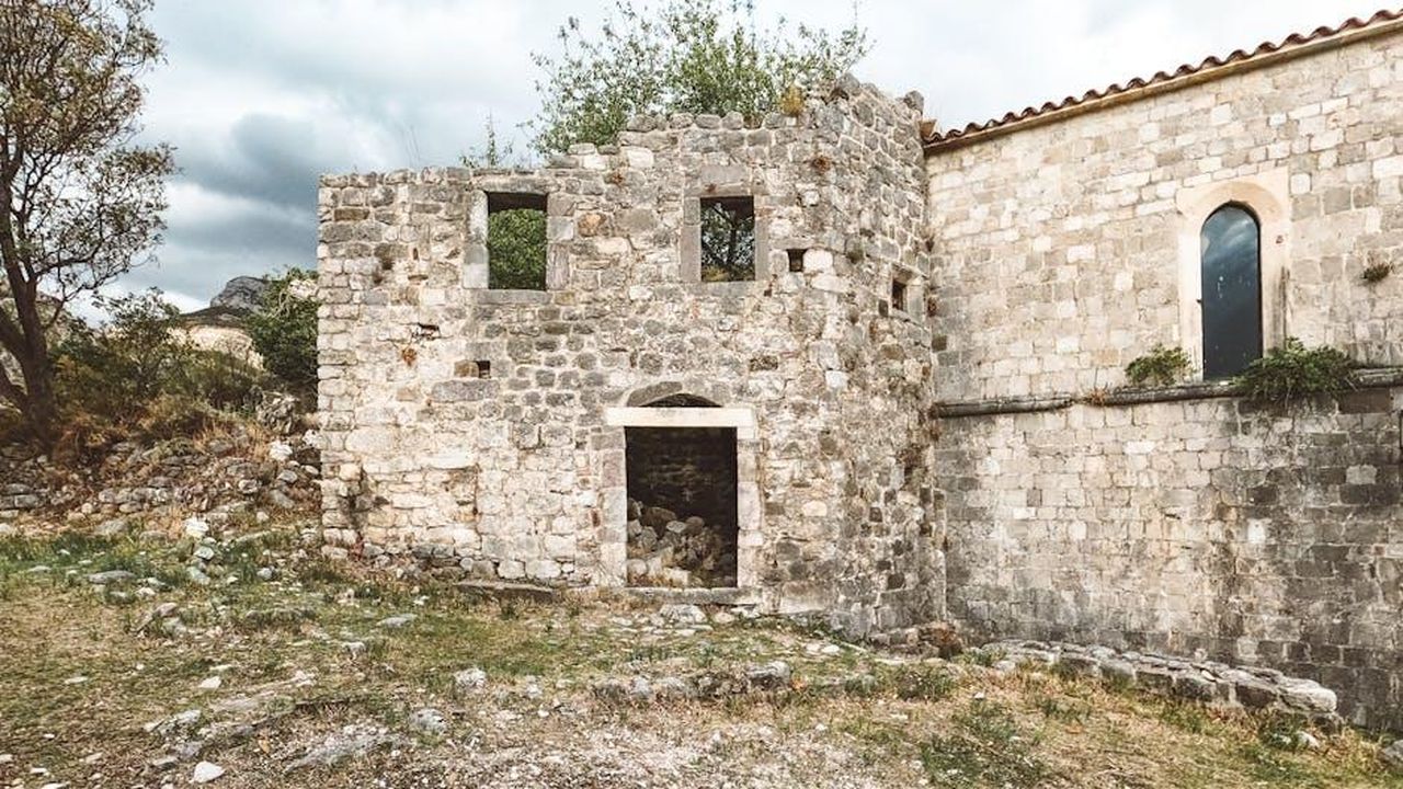 Lesperienza_nella_passata_edizione_lxtdVS4pcV - Confidenze24 Source: ROMAN ODINTSOV - pexels - Explore this ancient stone ruin featuring historic architecture with greenery around.