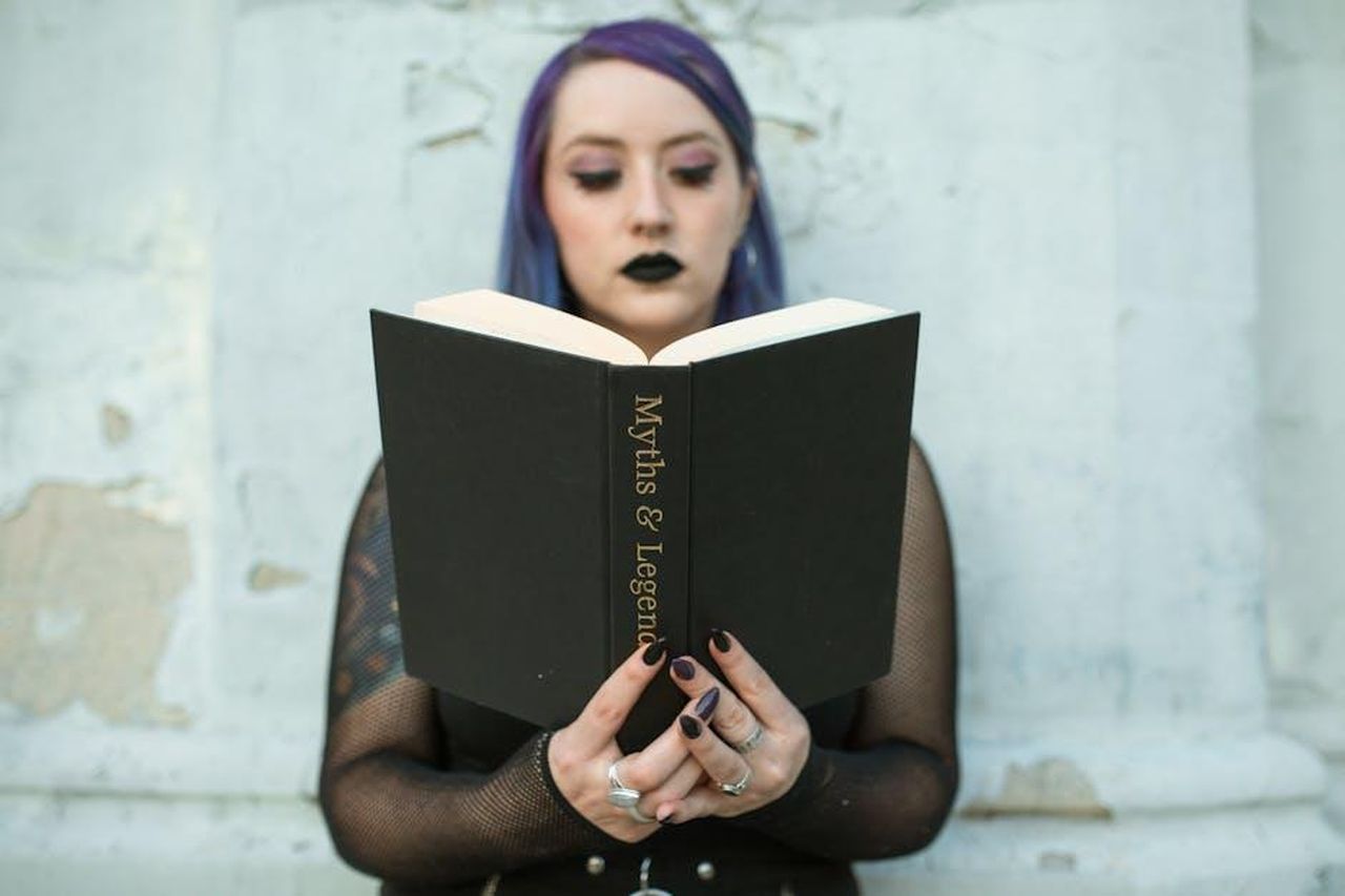 Lester_Holt_Rivela_il_Segreto_del_Successo_di_Dateline_cPiXIuVb0f - Confidenze24 Source: RDNE Stock project - pexels - Caucasian woman with gothic style reads 'Myths & Legends' book outside.
