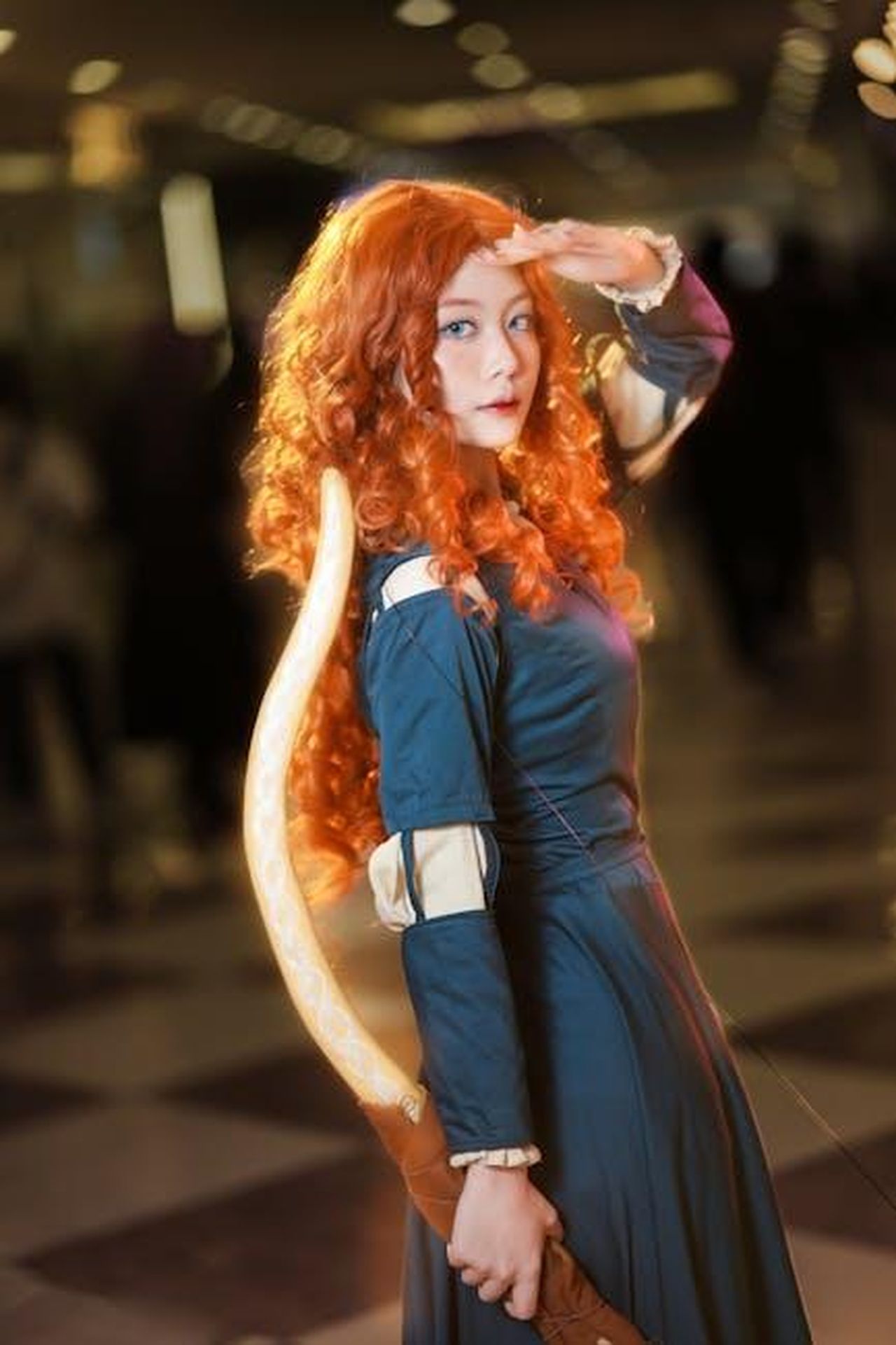 Limitazione_di_Berlusconi_e_le_conseguenze_PNzeiflvIG - Confidenze24 Source: Lê Quý Đôn - pexels - Dynamic cosplay portrayal of a red-haired archer character with bow and costume indoors.