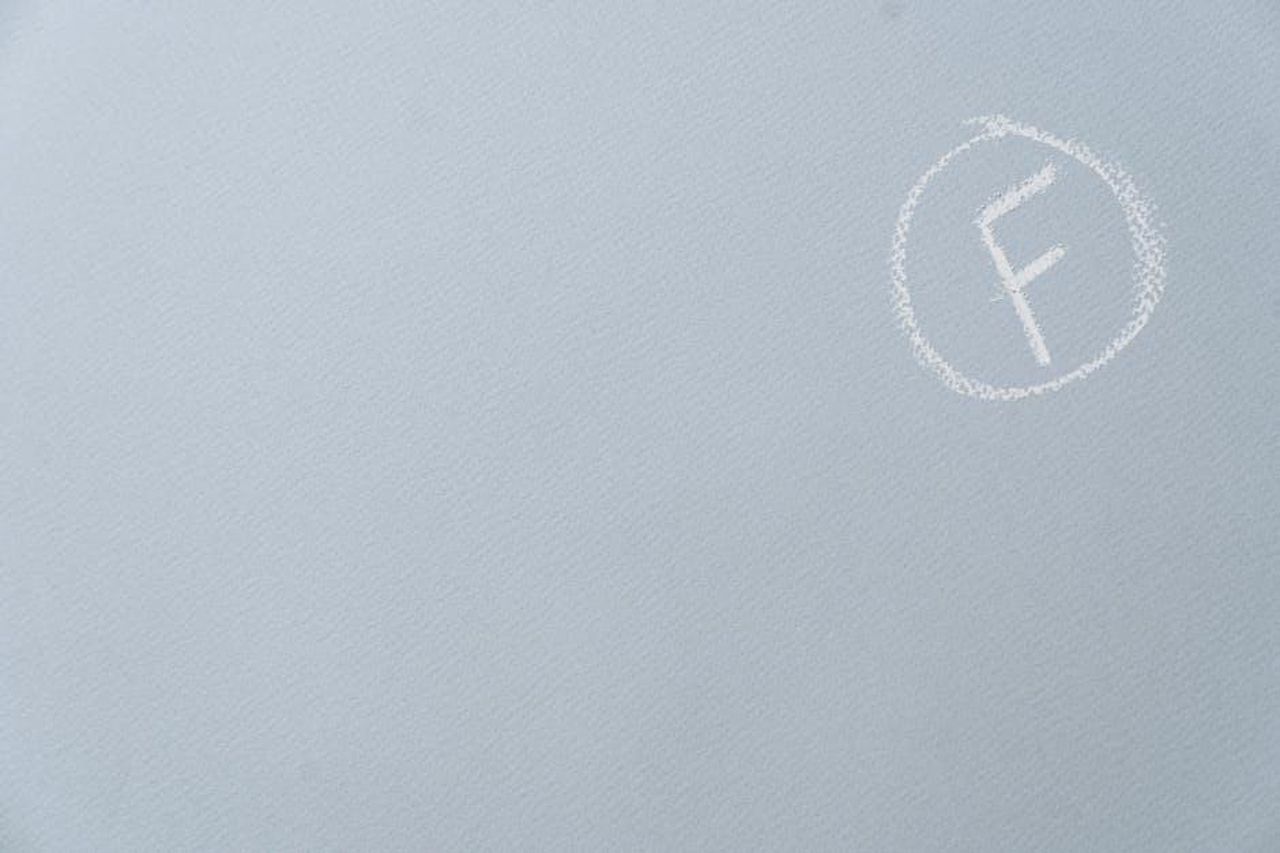 Limpatto_delle_critiche_UVdfemrsGB - Confidenze24 Source: cottonbro studio - pexels - Chalk-written F grade encircled on a textured light blue surface.