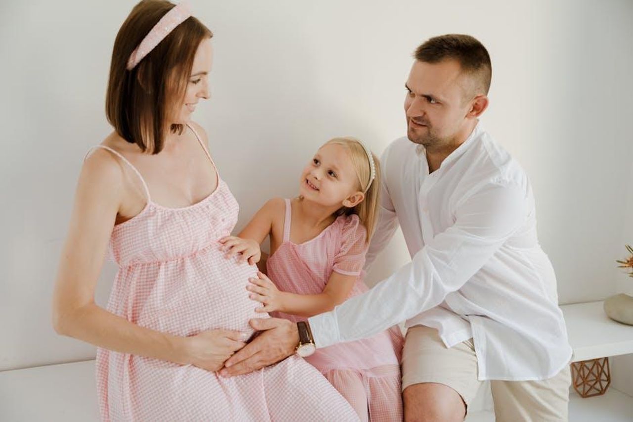 Limportanza_dei_legami_familiari_FatlyBX81z - Confidenze24 Source: RDNE Stock project - pexels - Happy family cherishing a special moment with the expectant mother indoors.