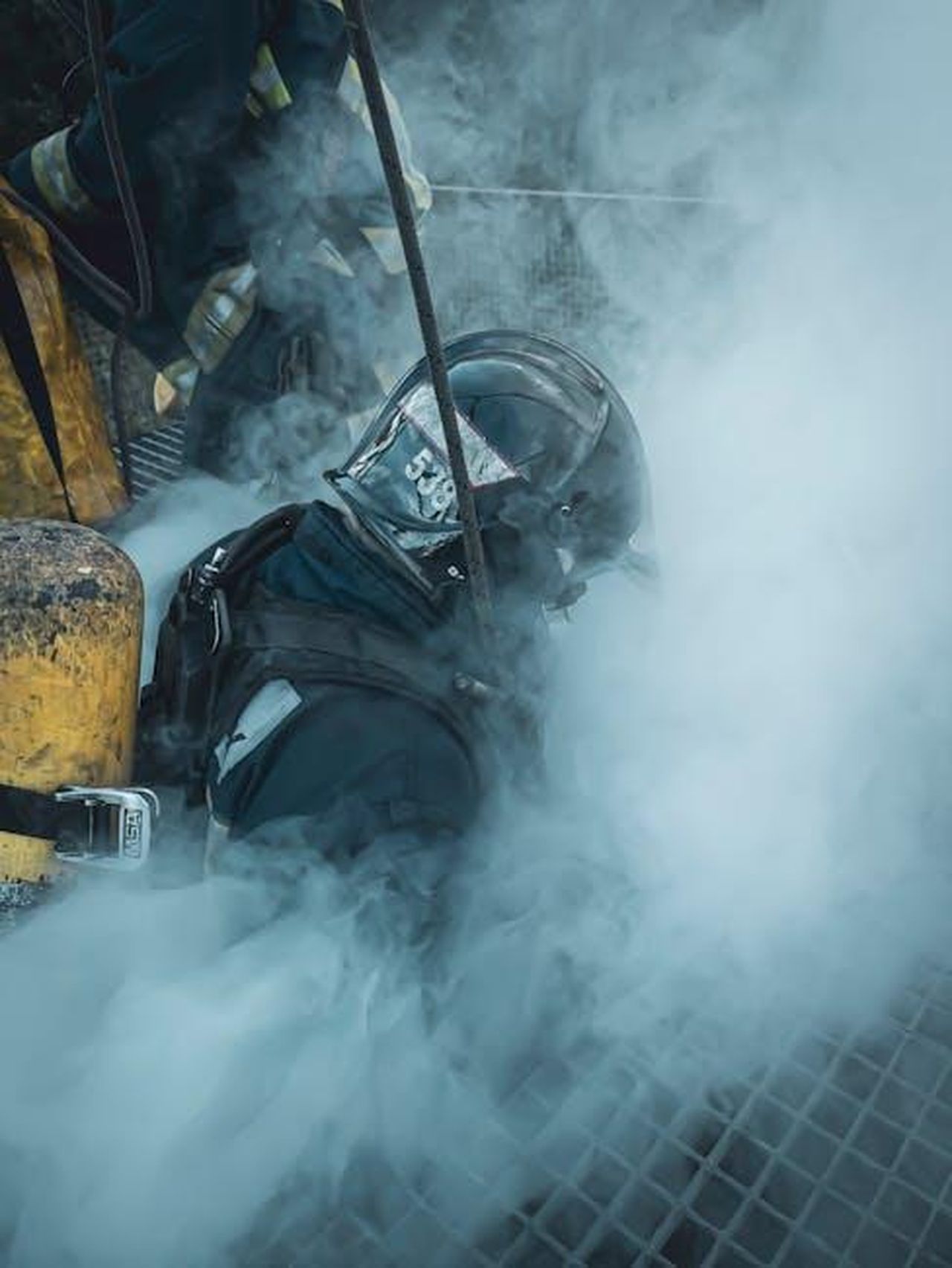 Lintervento_delle_forze_dellordine_OWFONcnLi0 - Confidenze24 Source: Xabi Photographer - pexels - A firefighter in gear navigates dense smoke during an emergency rescue operation.