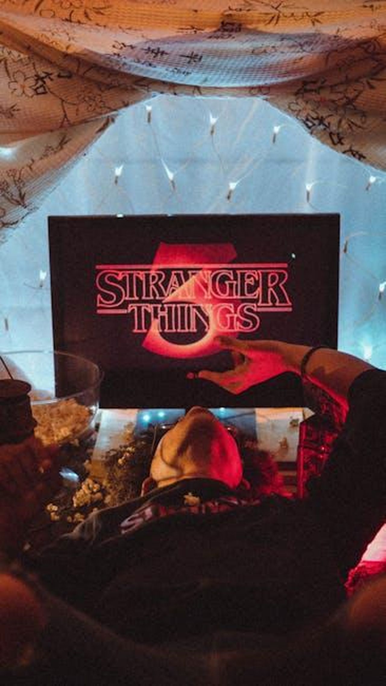 Lipotesi_di_Gabriele_Parpiglia_Salta_LIsola_9Vu1dzKHAq - Confidenze24 Source: David Gomes - pexels - Relaxing under a blanket fort with popcorn and Stranger Things playing. Perfect for movie night ambiance.