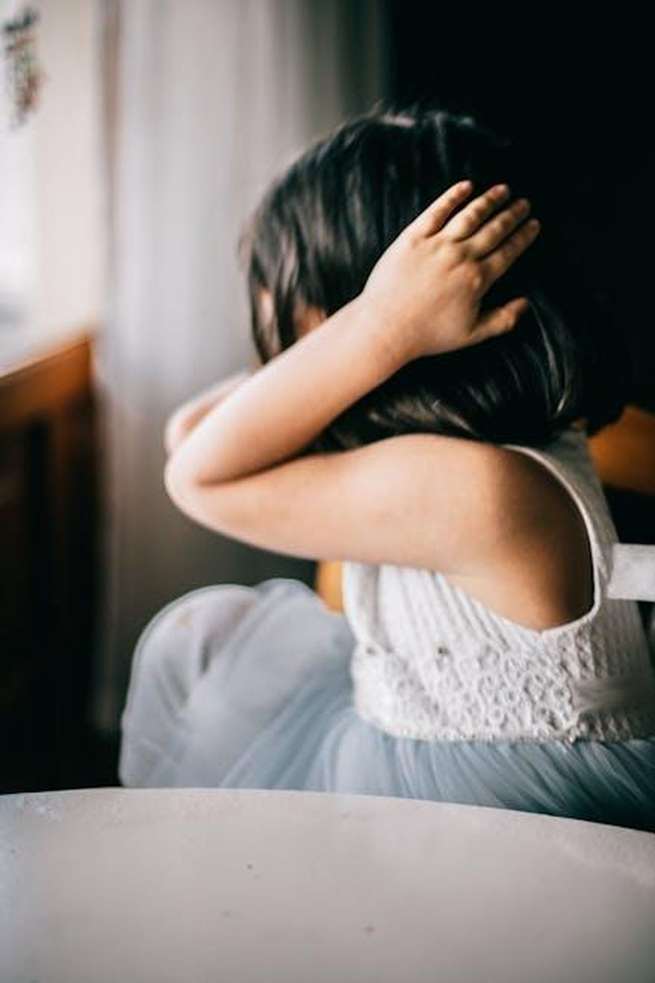 Lo_sfogo_della_ballerina_che__gi_al_serale_cbRskNxu1l - Confidenze24 Source: Meruyert Gonullu - pexels - Side view of stressed unrecognizable little girl with black hair sitting at round table and touching head
