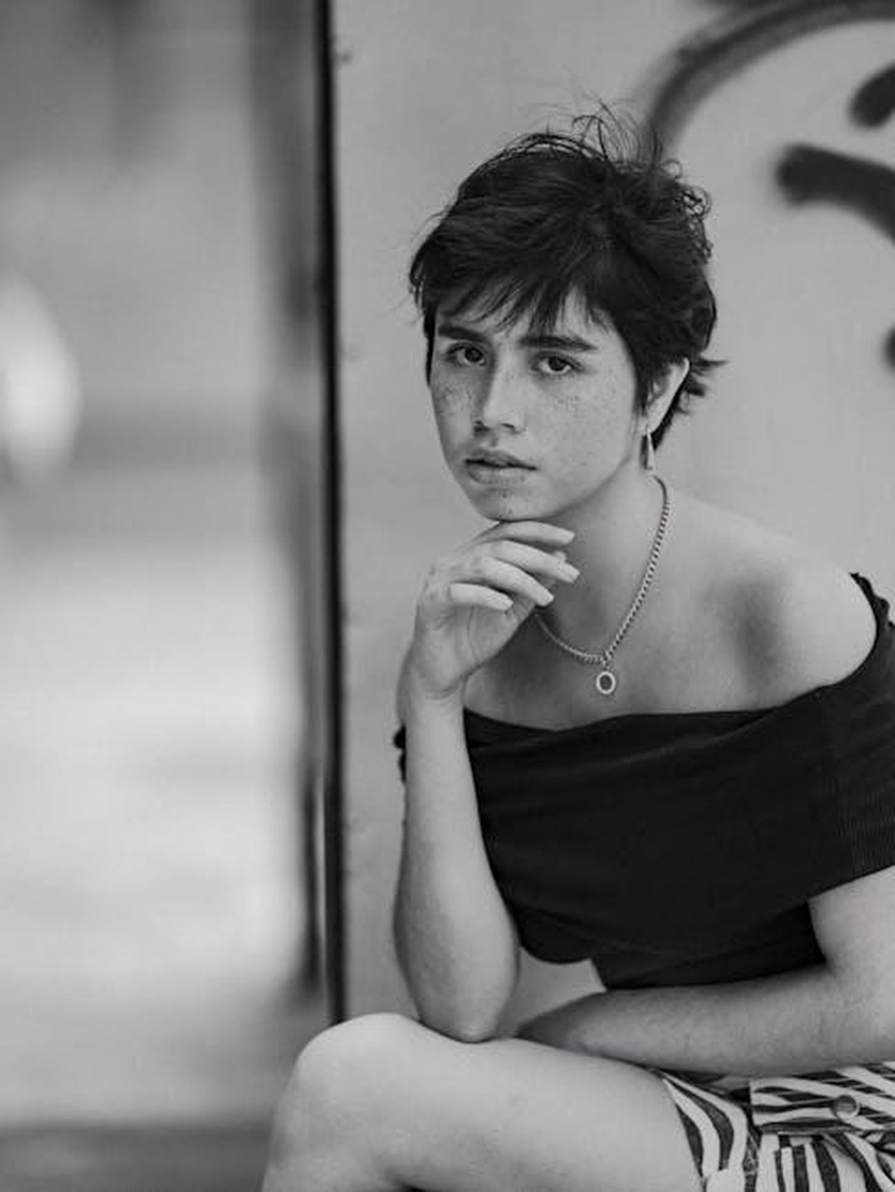 Look_che_colpiscono_al_Festival_di_Sanremo_b6tjyA0Vrl - Confidenze24 Source: Mario Spencer - pexels - Artistic portrait of a young woman with freckles, captured in black and white, showing emotion and style.