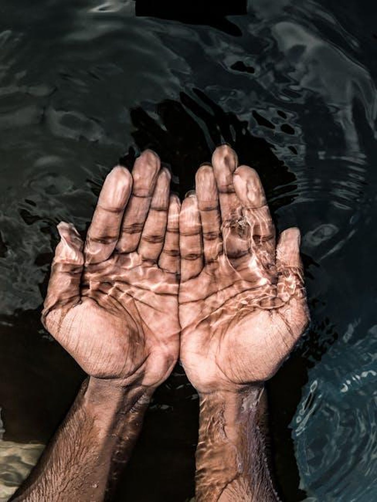 Lorenzo_Spolverato_certo_che_se_vincesse_la_modella_il_reality_perderebbe_credibilit_cs6yIrFu1S - Confidenze24 Source: Jacob Kelvin.J - pexels - From above of crop anonymous male washing hands in clean water of lake in daytime