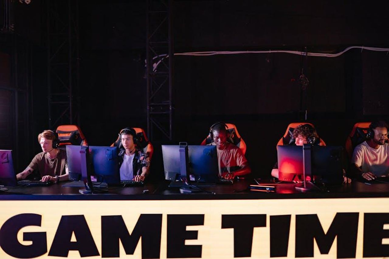 Lorenzo_Spolverato_finito_nel_mirino_dellex_concorrente_ZKjG1g4Kxi - Confidenze24 Source: Yan Krukau - pexels - A group of diverse gamers participating in an online eSports tournament indoors.
