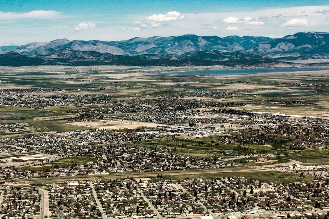 Lorenzo_esprime_dubbi_su_Helena_K0k2qz9obH - Confidenze24 Source: Savannah Welna - pexels - Explore the scenic landscape of Helena, Montana with vast fields and mountain views.