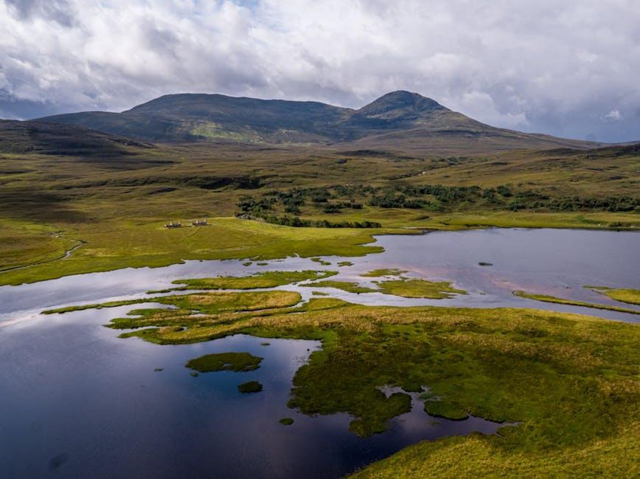 Lucio_Corsi_con_Topo_Gigio__Nel_blu_dipinto_di_blu_Domenico_Modugno_xdtAlx4ezH - Confidenze24 Source: Callam Barnes - pexels - A stunning aerial view of the Scottish Highlands featuring lochs, mountains, and lush greenery under a dramatic sky.