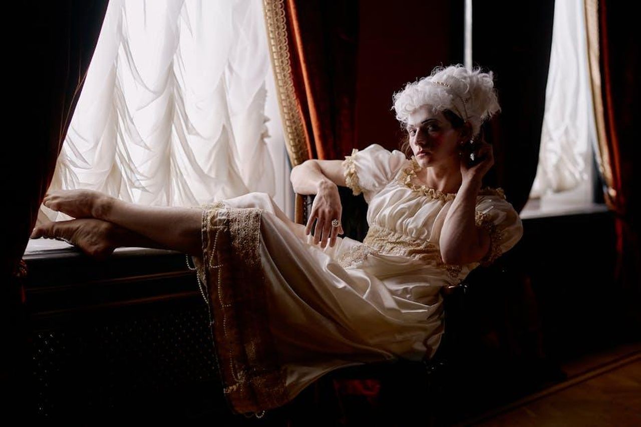 Luigi_Mangione_e_il_suo_stile_in_tribunale_WFt0p2rxvs - Confidenze24 Source: cottonbro studio - pexels - Woman in period costume sitting by window with dramatic lighting.