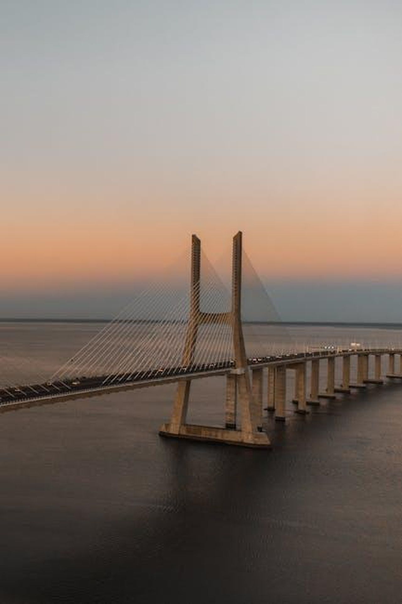 Malgioglio_difende_Giorgia_e_attacca_il_paroliere_numn5DUM8g - Confidenze24 Source: Masood Aslami - pexels - Breathtaking view of Vasco da Gama Bridge over calm waters at sunset, Lisbon, Portugal.