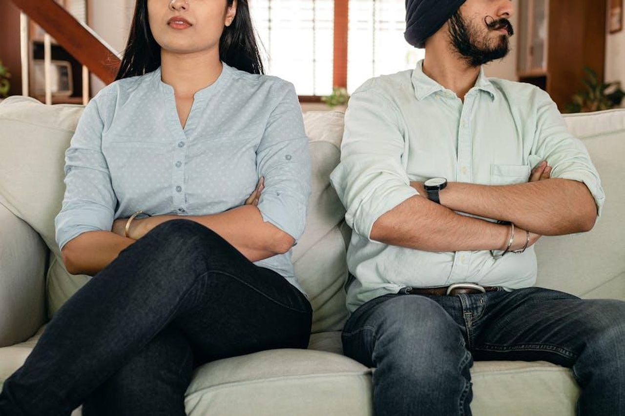 Marcello_e_Rosa_litigano_a_causa_di_Tancredi_Gt8Xnzc0V9 - Confidenze24 Source: Ketut Subiyanto - pexels - Crop faceless young ethnic couple in casual wear sitting on couch with arms crossed keeping silence after scandal at home