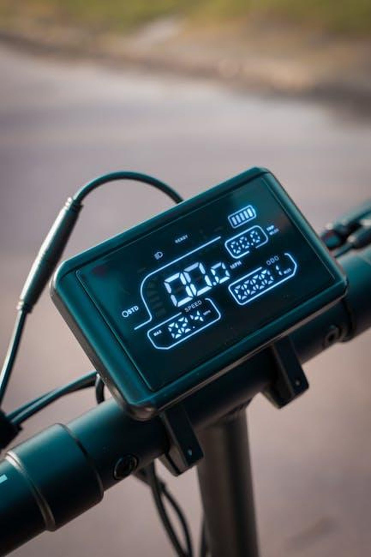Maria_De_Filippi_sar_in_onda_fino_a_maggio_con_Uomini_e_donne_5Xz4rbxwzZ - Confidenze24 Source: Assedrani Official - pexels - Close-up view of an electronic display on a modern electric scooter showing speed and battery life.