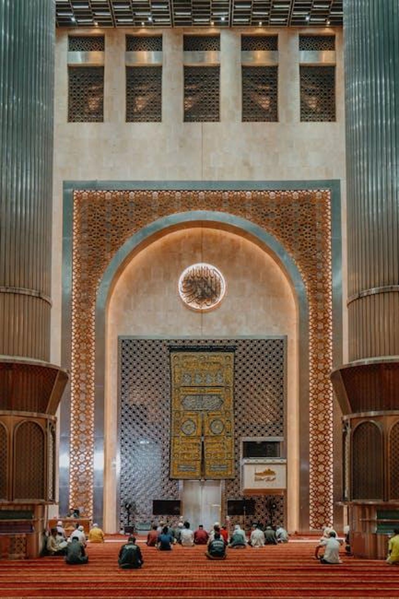 Mariolina_Venezia_aveva_immaginato_diversamente_Imma_Tataranni_M2GzZgjCsY - Confidenze24 Source: Mohammed Alim - pexels - Worshippers gathered in the majestic Istiqlal Mosque, Jakarta, showcasing Islamic architecture.