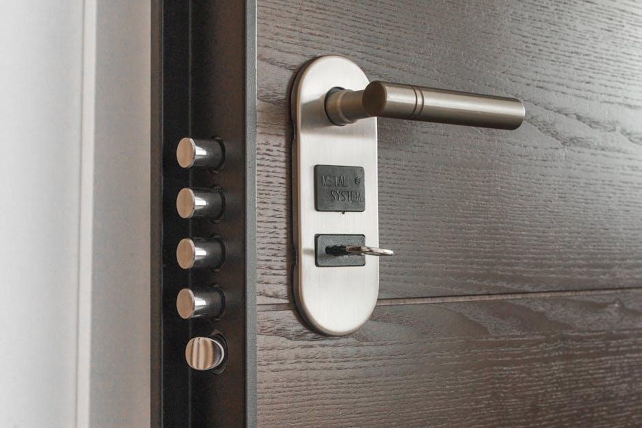 Mark_Wright_elogiato_per_aver_protetto_la_moglie_Michelle_Keegan_tHT07gi0oW - Confidenze24 Source: Pixabay - pexels - Metal door handle and lock system with key inserted, showcasing security features.