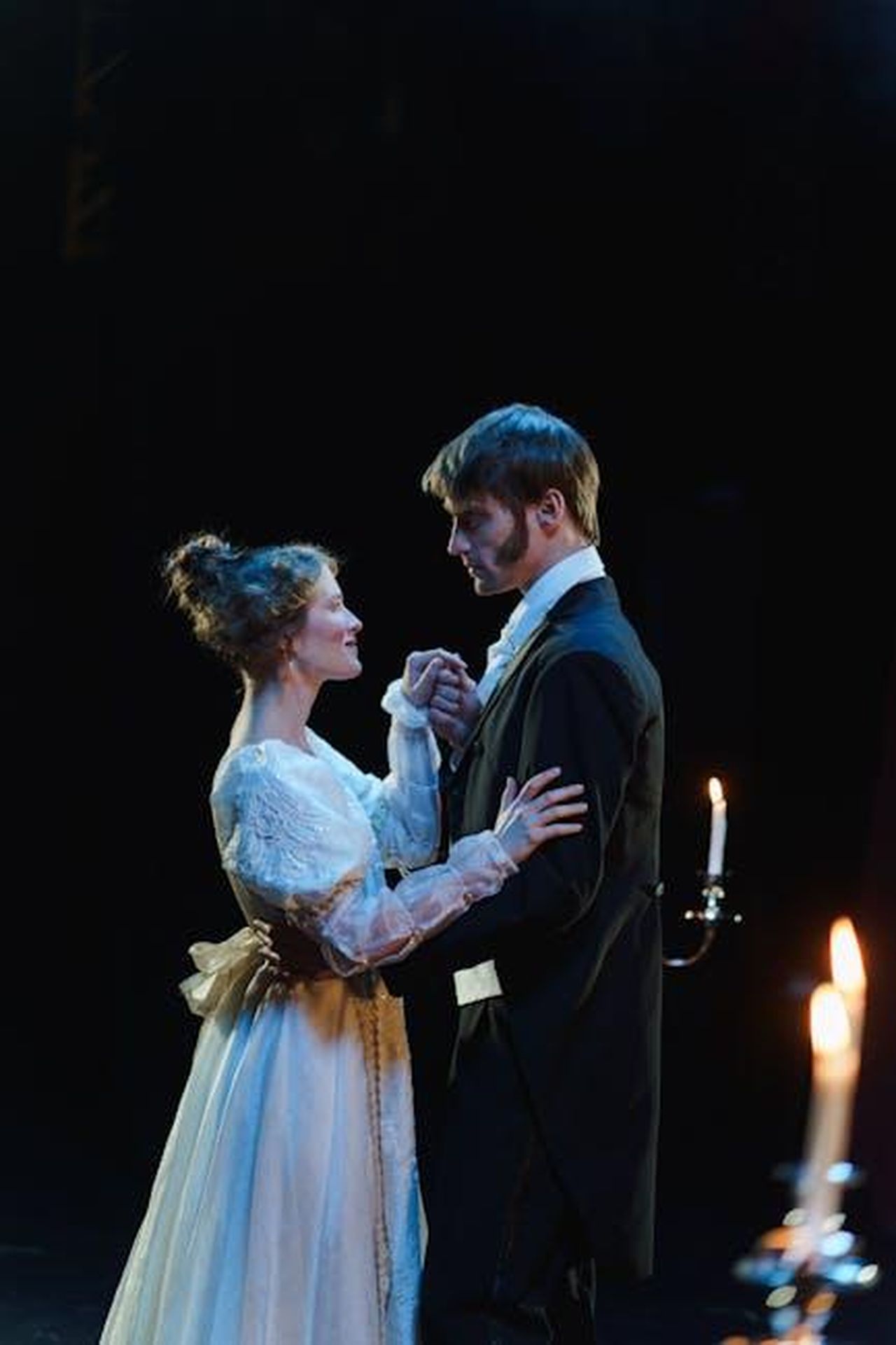 Marta_Guarnieri_aveva_aperto_il_suo_cuore_a_Roberto_Landi_negli_episodi_precedenti_della_soap_rnA2jtmQXa - Confidenze24 Source: cottonbro studio - pexels - A romantic theater scene with a couple performing in elegant costumes by candlelight.