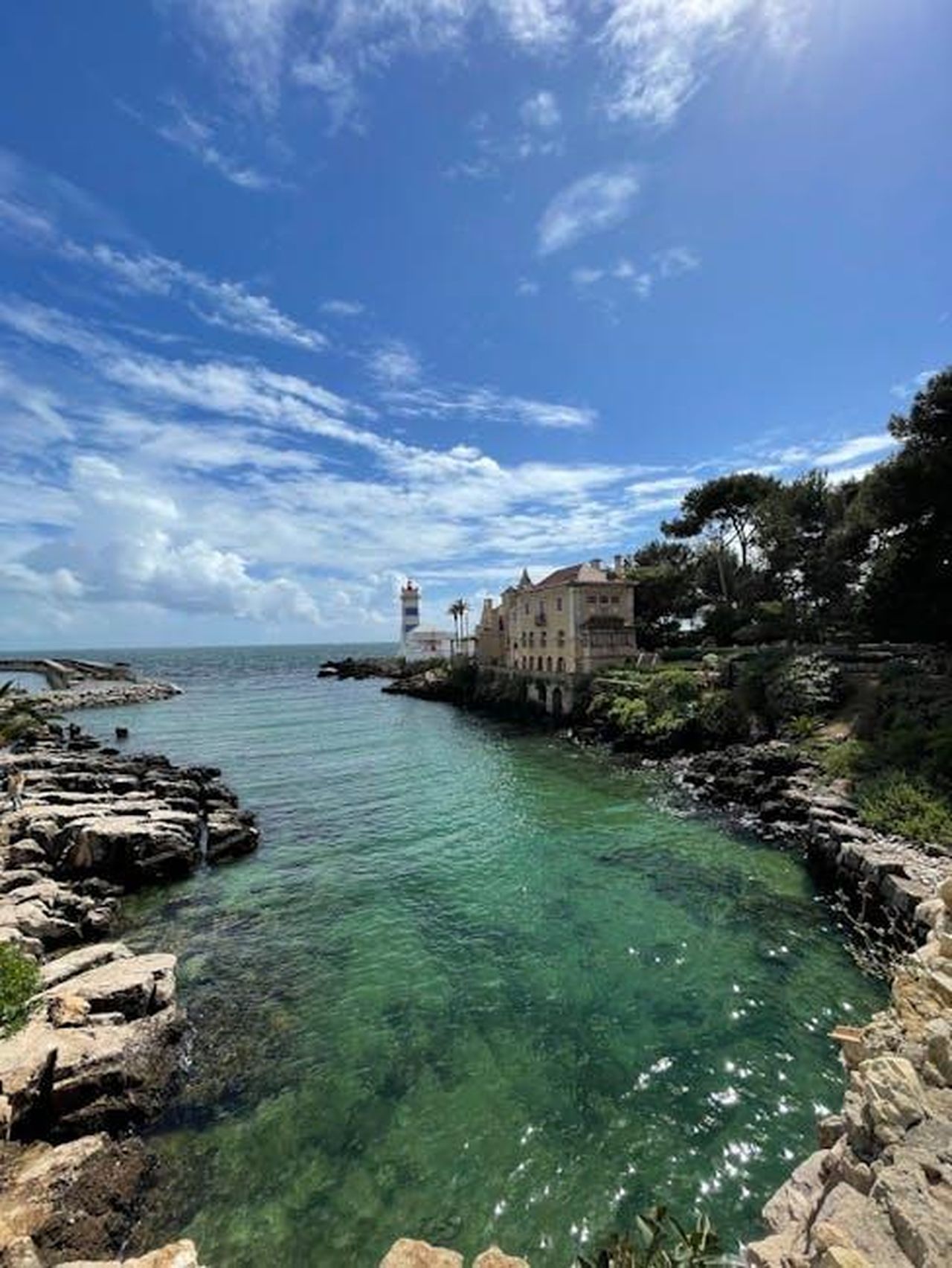 Marta_confessa_i_suoi_dubbi_sul_conto_di_Lea_SpZYtWxauh - Confidenze24 Source: Recep Tayyip Çelik - pexels - A stunning lighthouse by the rocky coastline under a bright blue sky, perfect for travel inspiration.