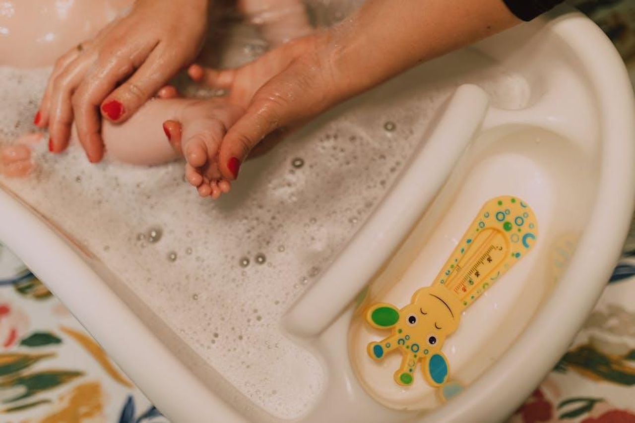 Marta_ingannata_anticipazioni_Il_Paradiso_delle_signore_2428_febbraio_ktrF3RzW9Q - Confidenze24 Source: RDNE Stock project - pexels - A caring parent gently bathes a baby in a bubbly bathroom scene, showcasing love and hygiene.