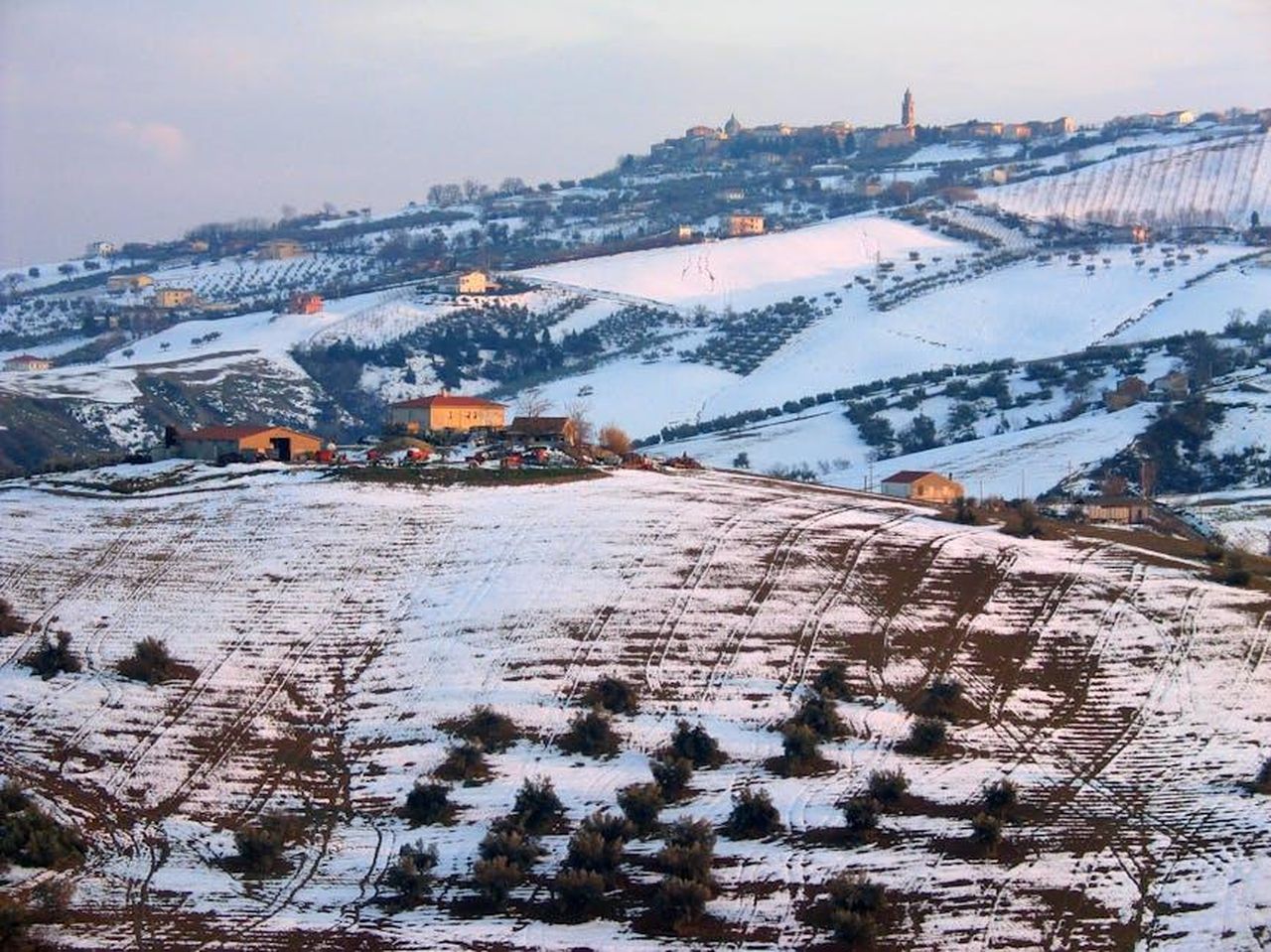 Maxime_eliminato_dal_Grande_Fratello_pI8fKUuUnq - Confidenze24 Source: Roman Biernacki - pexels - A stunning winter view of snow-covered hills in Roseto degli Abruzzi, Italy.
