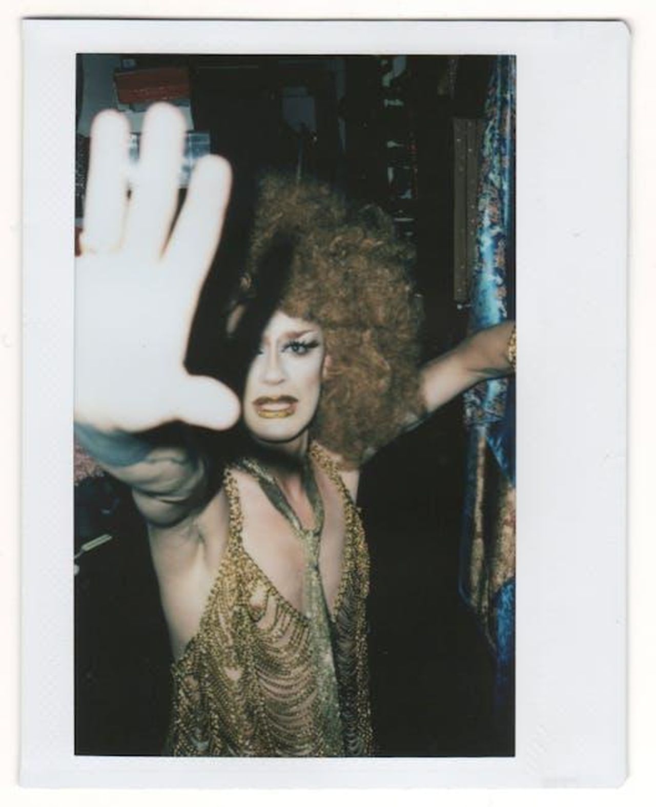 Maxime_riuscir_a_ribaltare_la_situazione_QhxWzRPE21 - Confidenze24 Source: cottonbro studio - pexels - A vibrant drag performer poses dramatically in a lively nightclub atmosphere.
