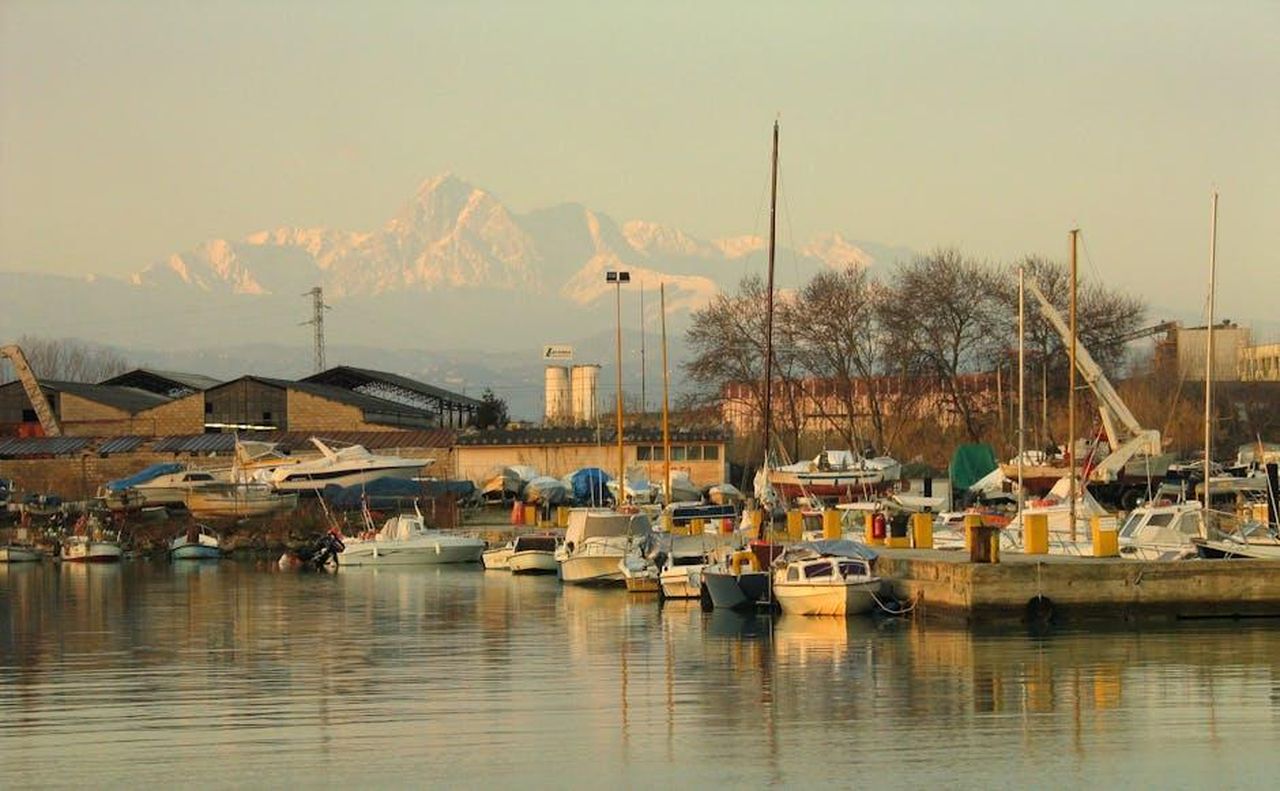 Maxime_tra_i_favoriti_per_la_prossima_eliminazione_dal_cast_del_GF_0OO9xye6dX - Confidenze24 Source: Roman Biernacki - pexels - Sunlit harbor with boats and mountains in Roseto degli Abruzzi, Italy.