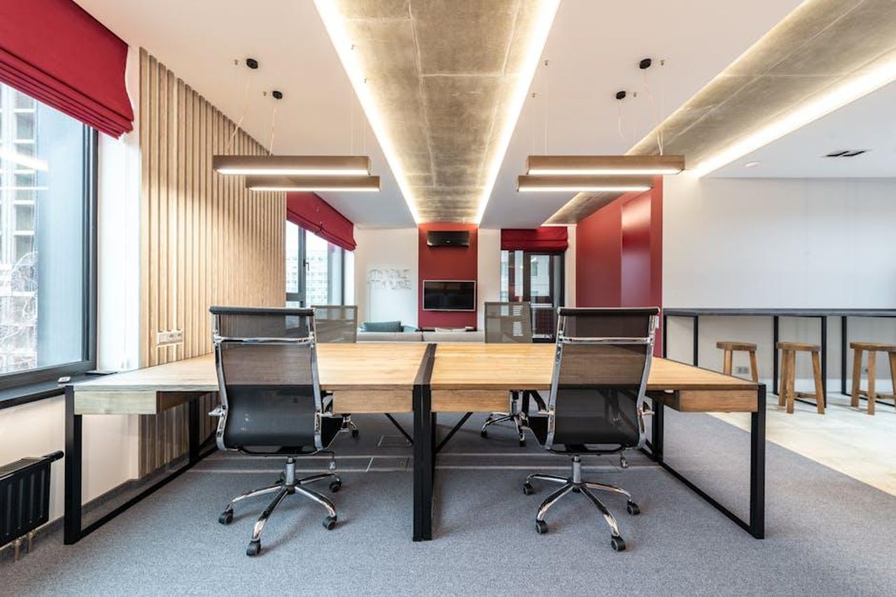 Melanie_sul_lavoro_con_Gino_Y6PDIZ4S4Z - Confidenze24 Source: Max Vakhtbovycn - pexels - Spacious contemporary office with wooden desks and ergonomic chairs.
