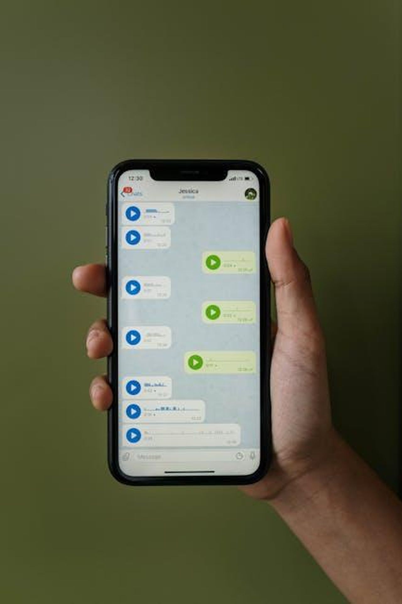 Messaggi_controversi_tra_St_Clair_e_Musk_rakjRy1IFq - Confidenze24 Source: cottonbro studio - pexels - Close-up of a smartphone displaying a messaging app with voice messages in a hand.
