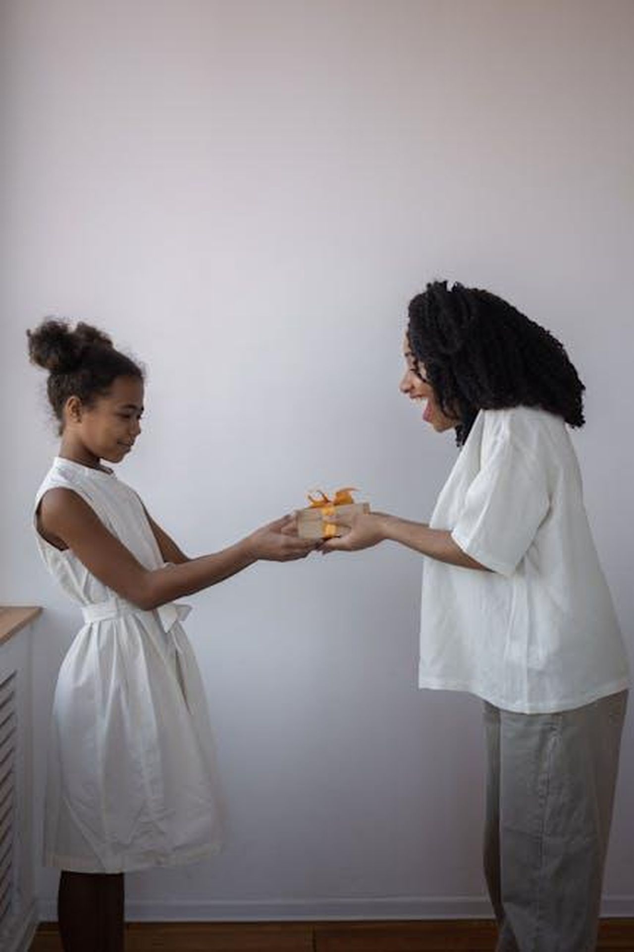 Mimmo_fa_una_sorpresa_ad_Agata_ibGqM2LKPi - Confidenze24 Source: KATRIN BOLOVTSOVA - pexels - A touching moment of a mother and daughter exchanging a gift indoors with joy.