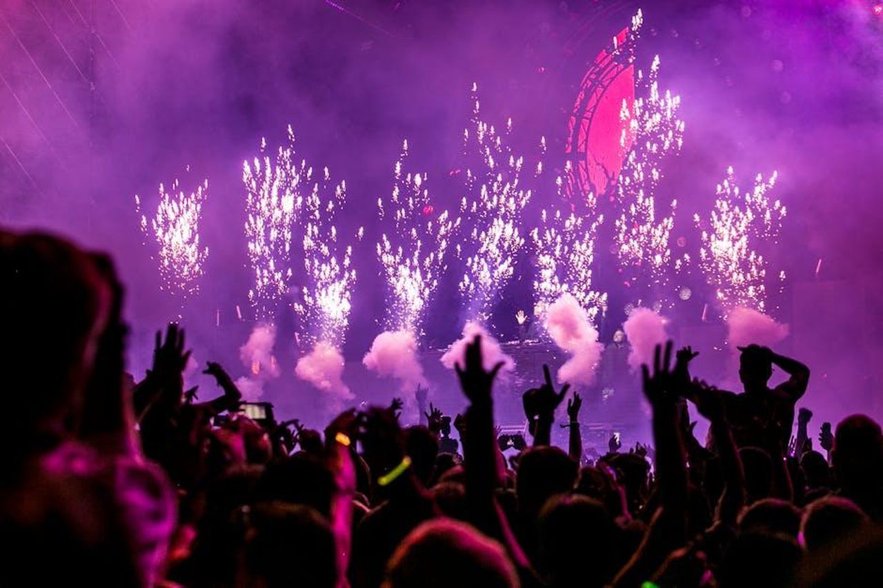 Mimmo_non_vuole_andare_alla_festa_con_Agata_ISa7mkuLpf - Confidenze24 Source: Wendy Wei - pexels - Vibrant EDM concert scene with fireworks, smoke, and enthusiastic crowd enjoying the music.