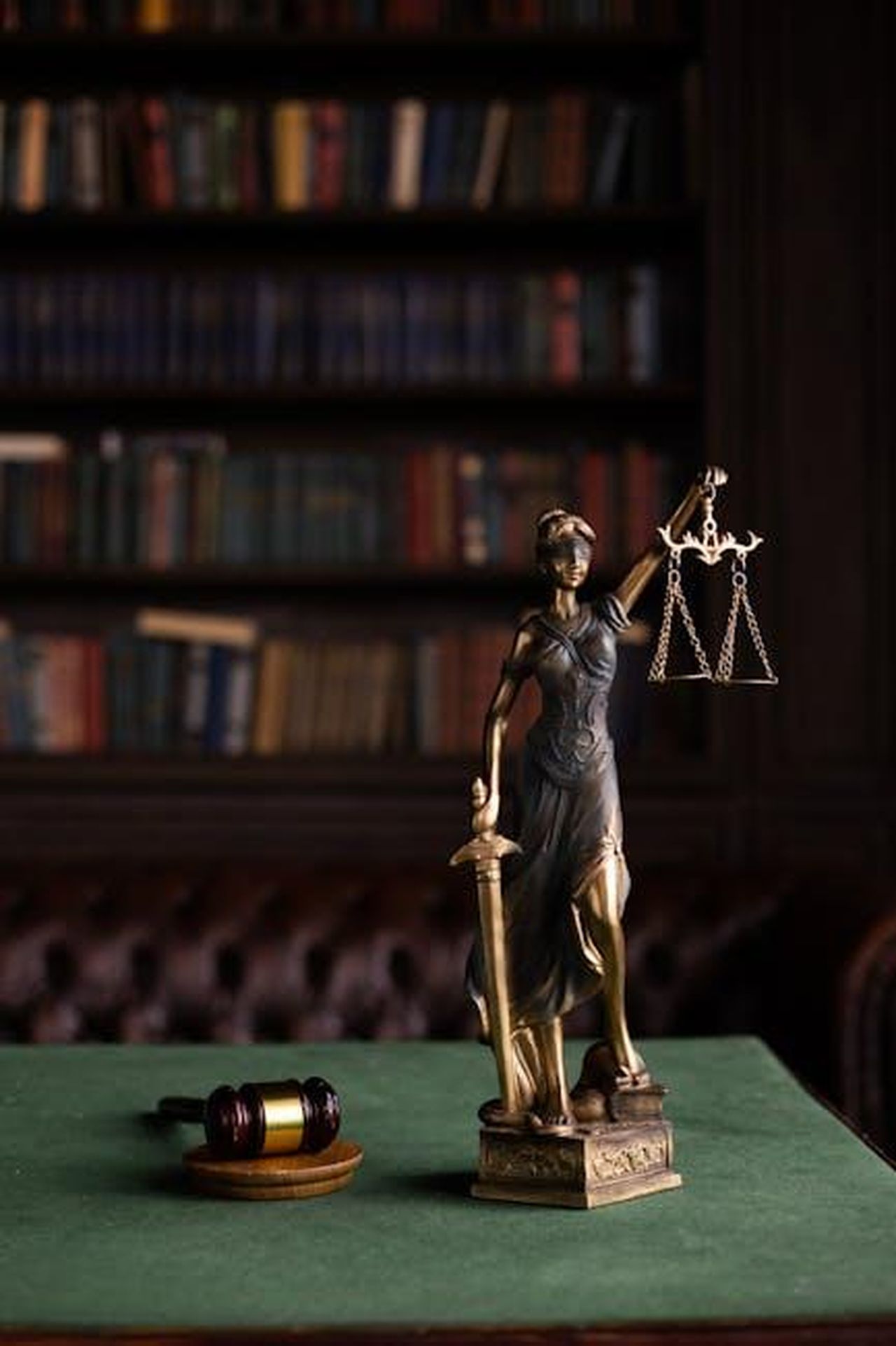 Misure_cautelari_annullate_WW9amjyQUF - Confidenze24 Source: KATRIN BOLOVTSOVA - pexels - Lady Justice and gavel on a table in a classic law library setting.