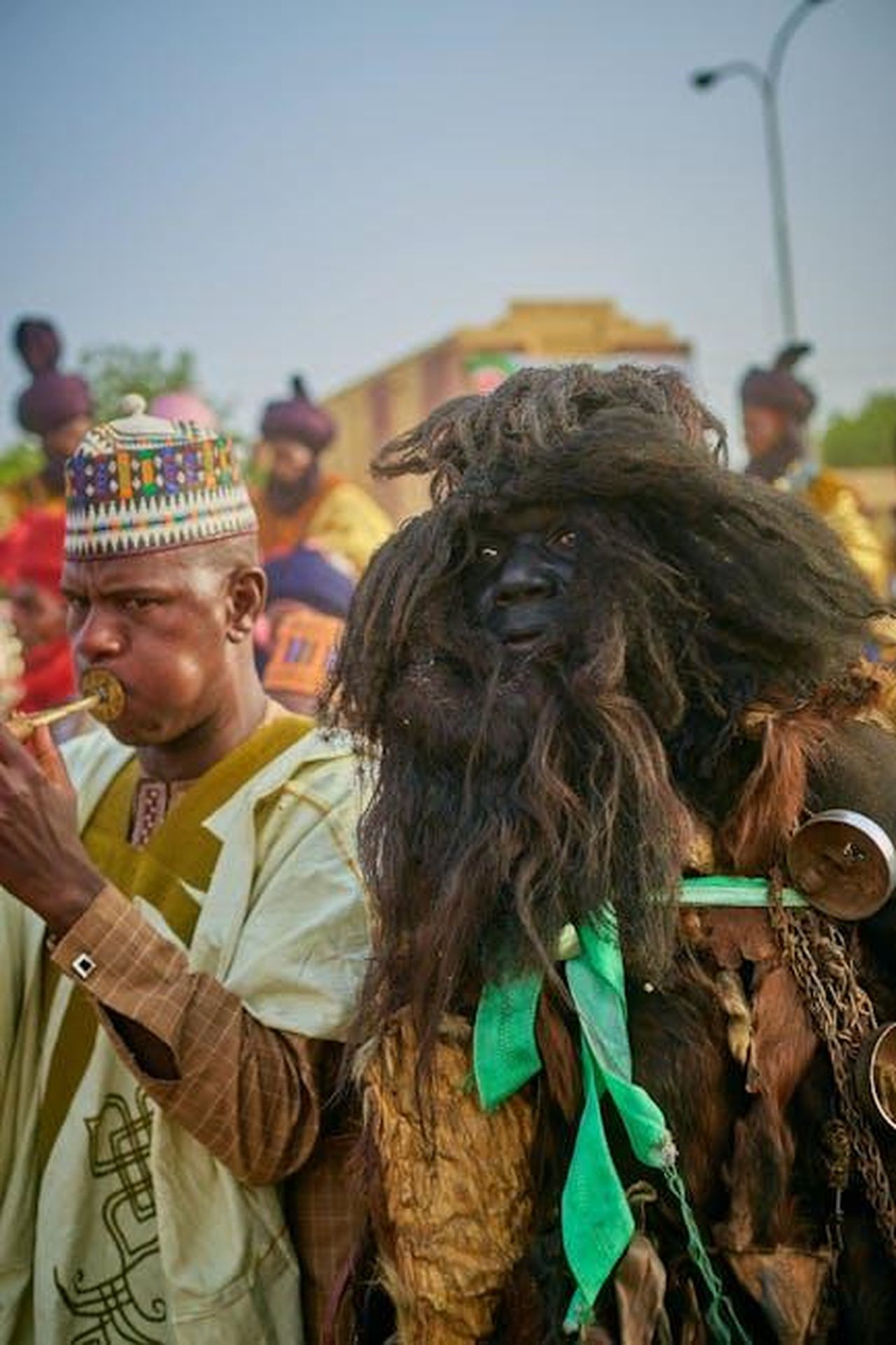 Mogol_a_Giorgia_La_voce_deve_essere_credibile_per_quello_che_dice_pxIQ7ZeERr - Confidenze24 Source: Alee Abdullahi (DC__SHOT) - pexels - Vibrant cultural festival featuring traditional African costumes and music performance.